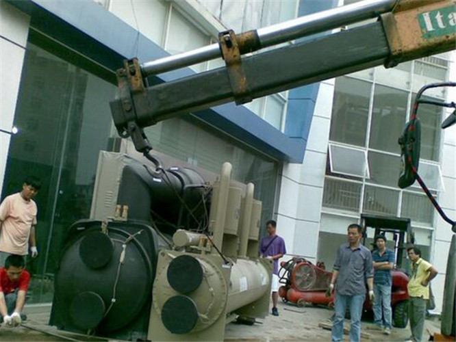 兰山区随车吊和汽车吊的核心区别是什么？哪种更省钱？