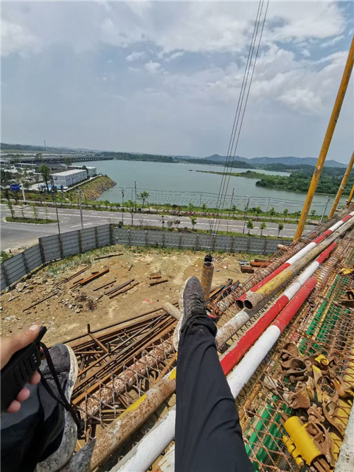 兰山区作业中发生设备损坏或人员意外，责任怎么划分？